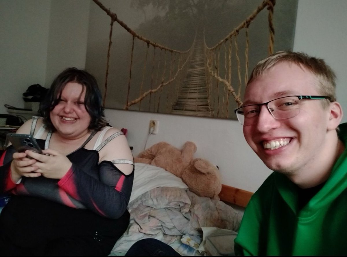 Da3Pbc's tweet image. Celebrating with my girlfriend after being released from the hospital for my suicide attempt
