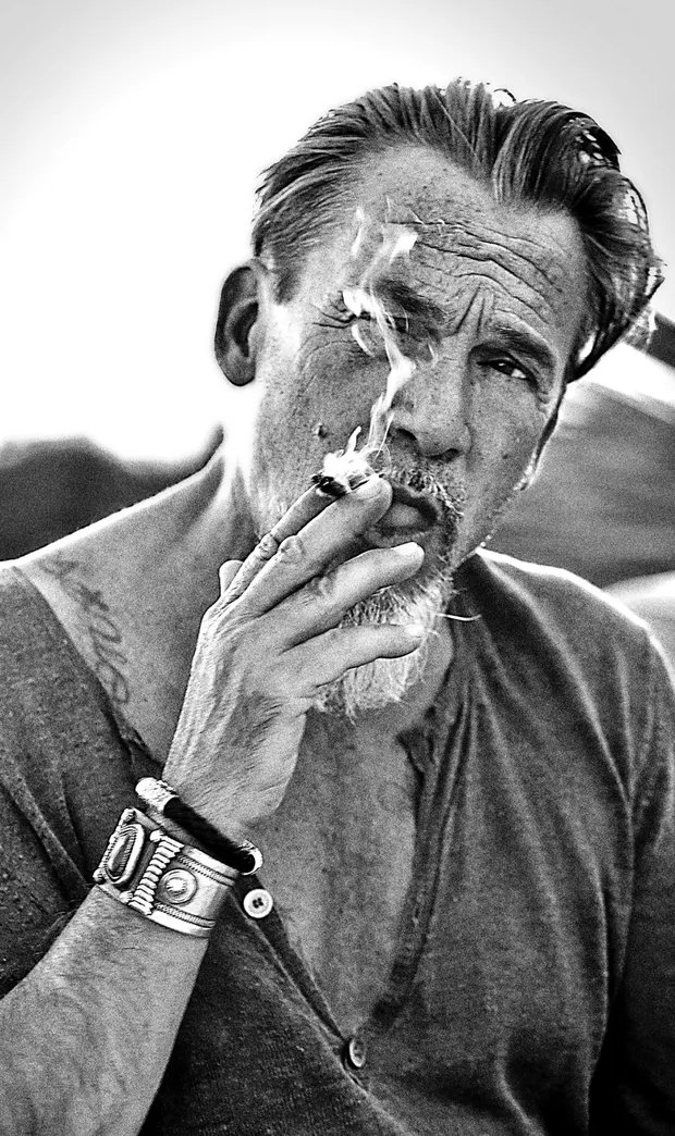 p_duval's tweet image. Je ne paye pas mes impôts.
Je m'exile fiscalement.
Je reviens me faire soigner en France.

Je fais la leçon à tout le monde.
Je participe aux restos pour demander aux gens de filer leur fric.
J'appelle à réduire les dépenses sociales.

Qui suis je ?