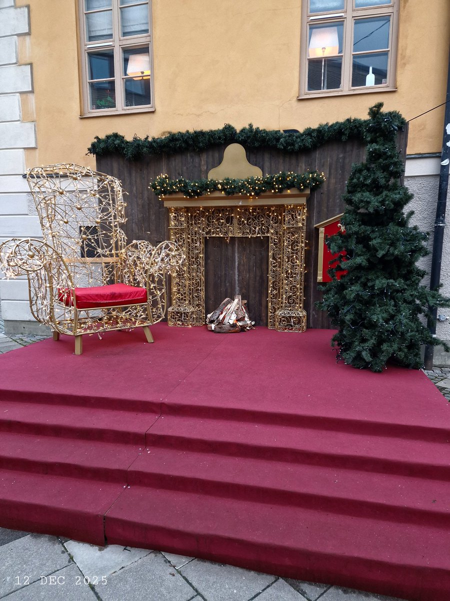 IDadzkov's tweet photo. Christmas installation. Инсталляция к Рождеству.
#nature #Decenber #Christmas #installation #city #street #building #StreetDecorationPhoto https://t.co/M3CNl0nswC