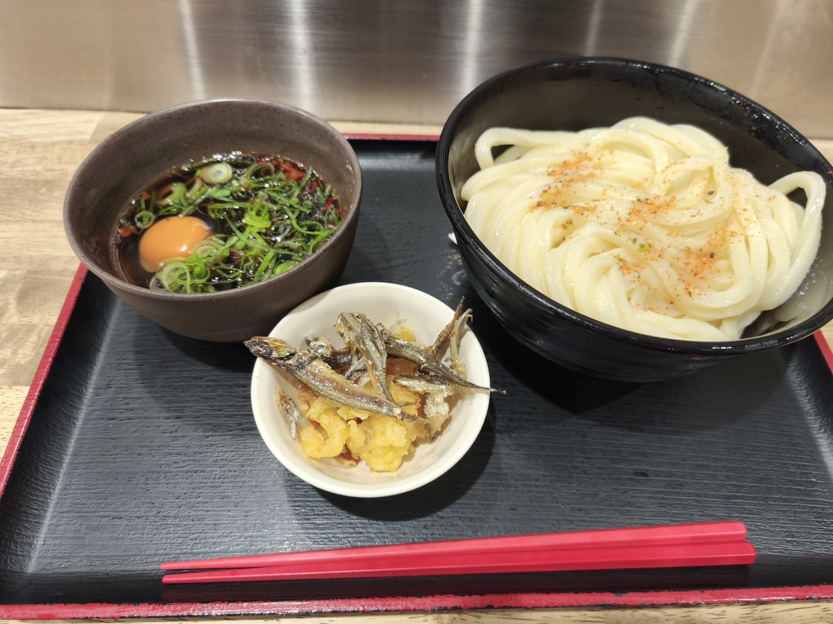 京都駅の東口改札出て15秒のとこにあるうどん屋さん この立地で500円