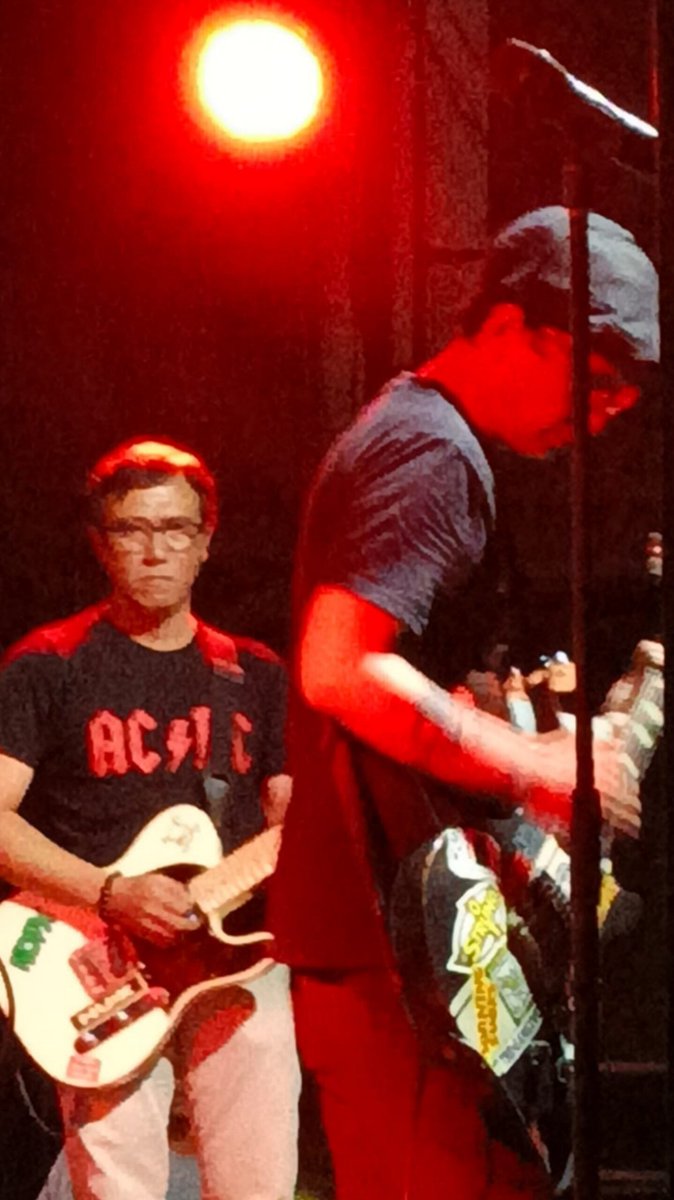 Mas farid, kamu ganteng deh kalo lagi lupa chord lagu di atas panggung.