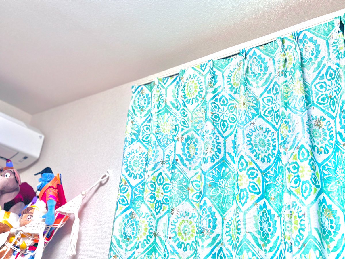 カーテンを変えましたら推し概念がキラキラしておりまして、ハッピー