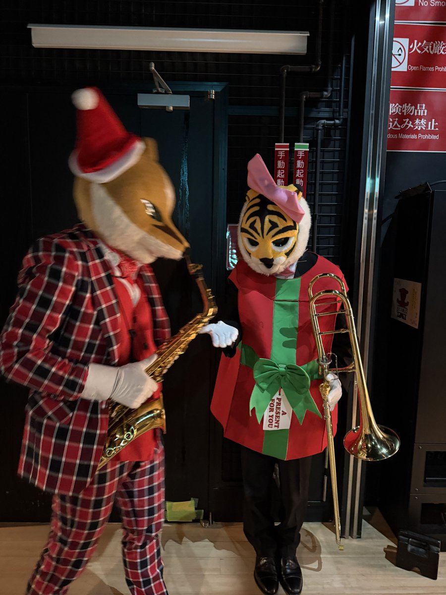 手をとり仲良く🎶🐯🦊 #スマトラトラ #ラトゥール #ズーラシアンブラス