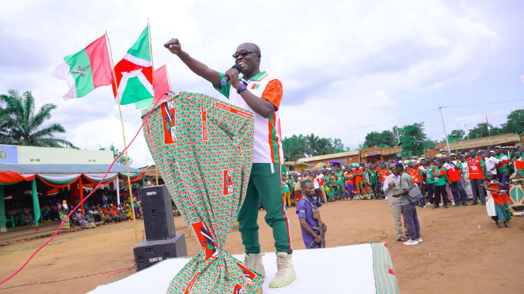 CBurunga's tweet photo. #Burundi Abagumyabanga bo muri komine Musongati barashimira Nyenicubahiro Umukuru w'Igihugu c'Uburundi ukuntu yabaronkeje umuyagankuba muriyo komine, hari mubirori vyo kuyu wa 13/12/2025 aho umunyamabanga muntara yariko aratanguza igikorwa co kwigina intsinzi y'amatora ya 2025. https://t.co/E6BTf31sjx