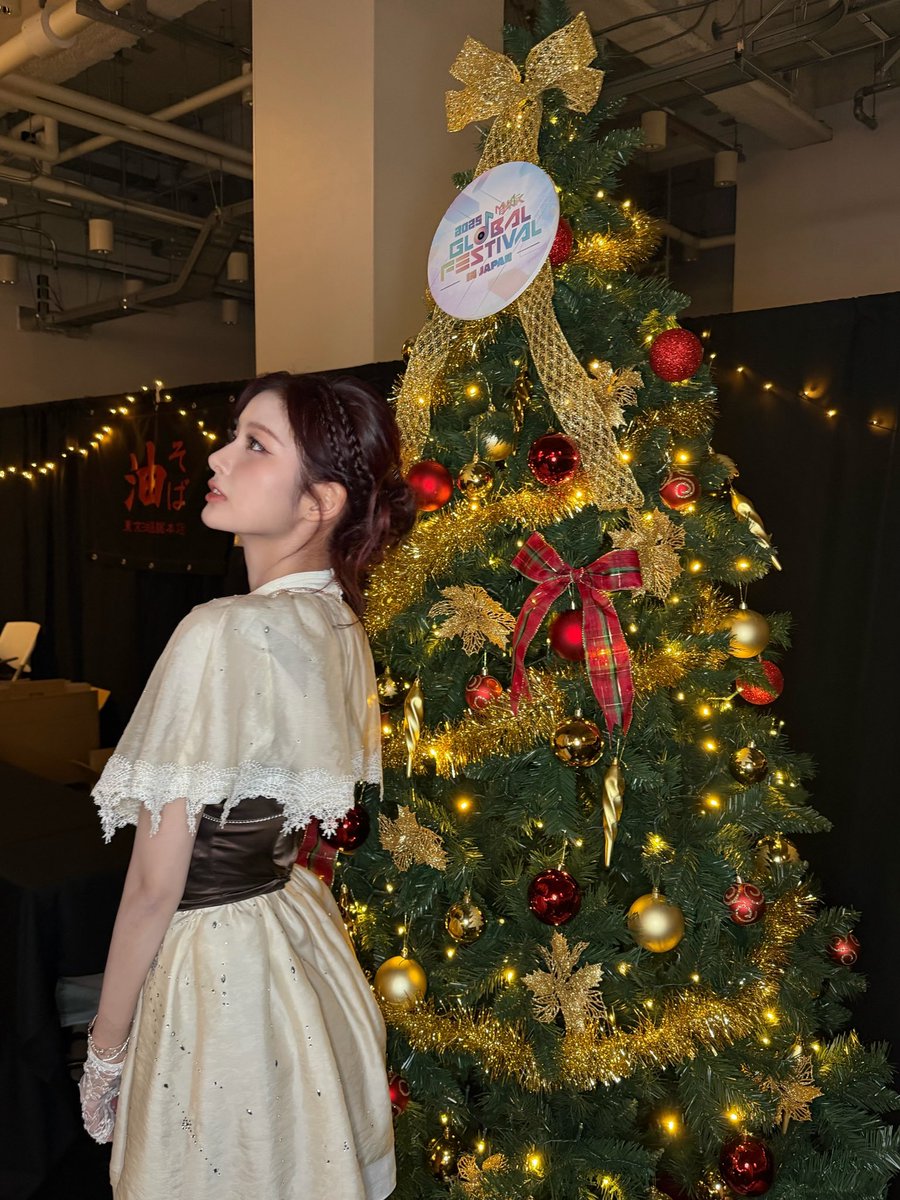 WE_NMIXX's tweet photo. 🎄🤍

#NMIXX #엔믹스
#설윤 #SULLYOON https://t.co/3a8PRRt7e5