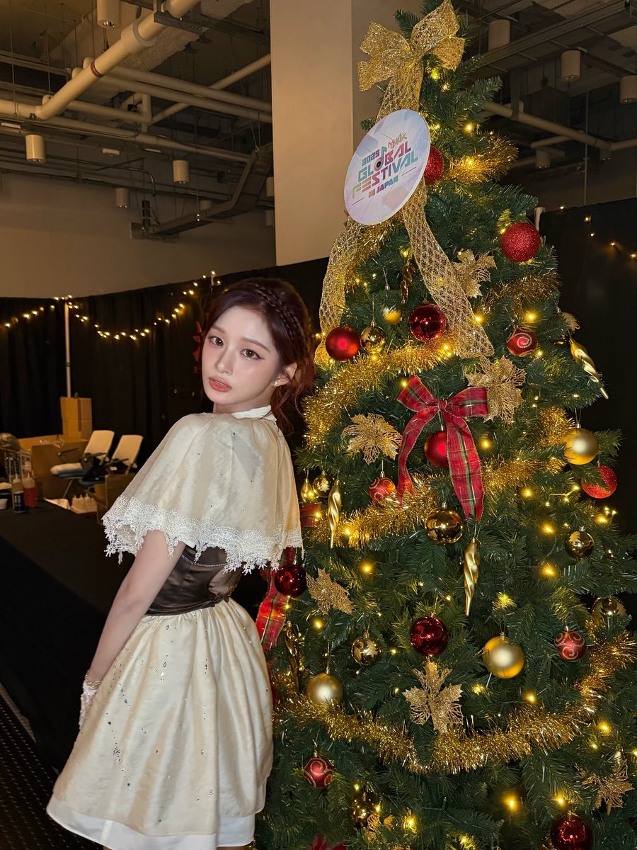 WE_NMIXX's tweet photo. 🎄🤍

#NMIXX #엔믹스
#설윤 #SULLYOON https://t.co/3a8PRRt7e5
