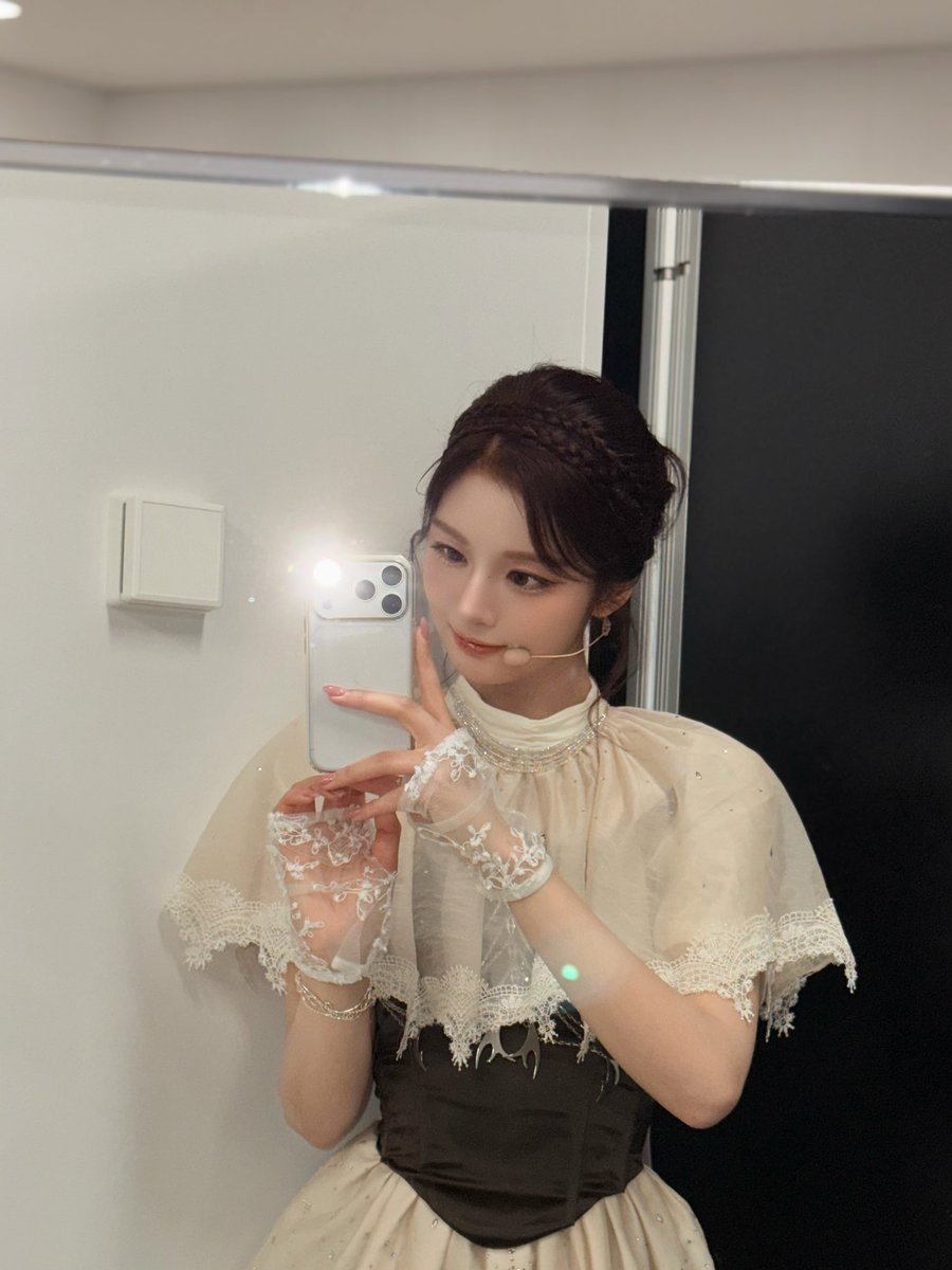 WE_NMIXX's tweet photo. 🎄🤍

#NMIXX #엔믹스
#설윤 #SULLYOON https://t.co/3a8PRRt7e5