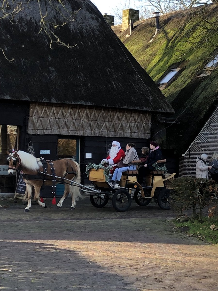 Kerstman rijd door dorp Orvelte tijdens kerstmarkt #sfeer #kerstvakantie mooi uitje voor hele gezin