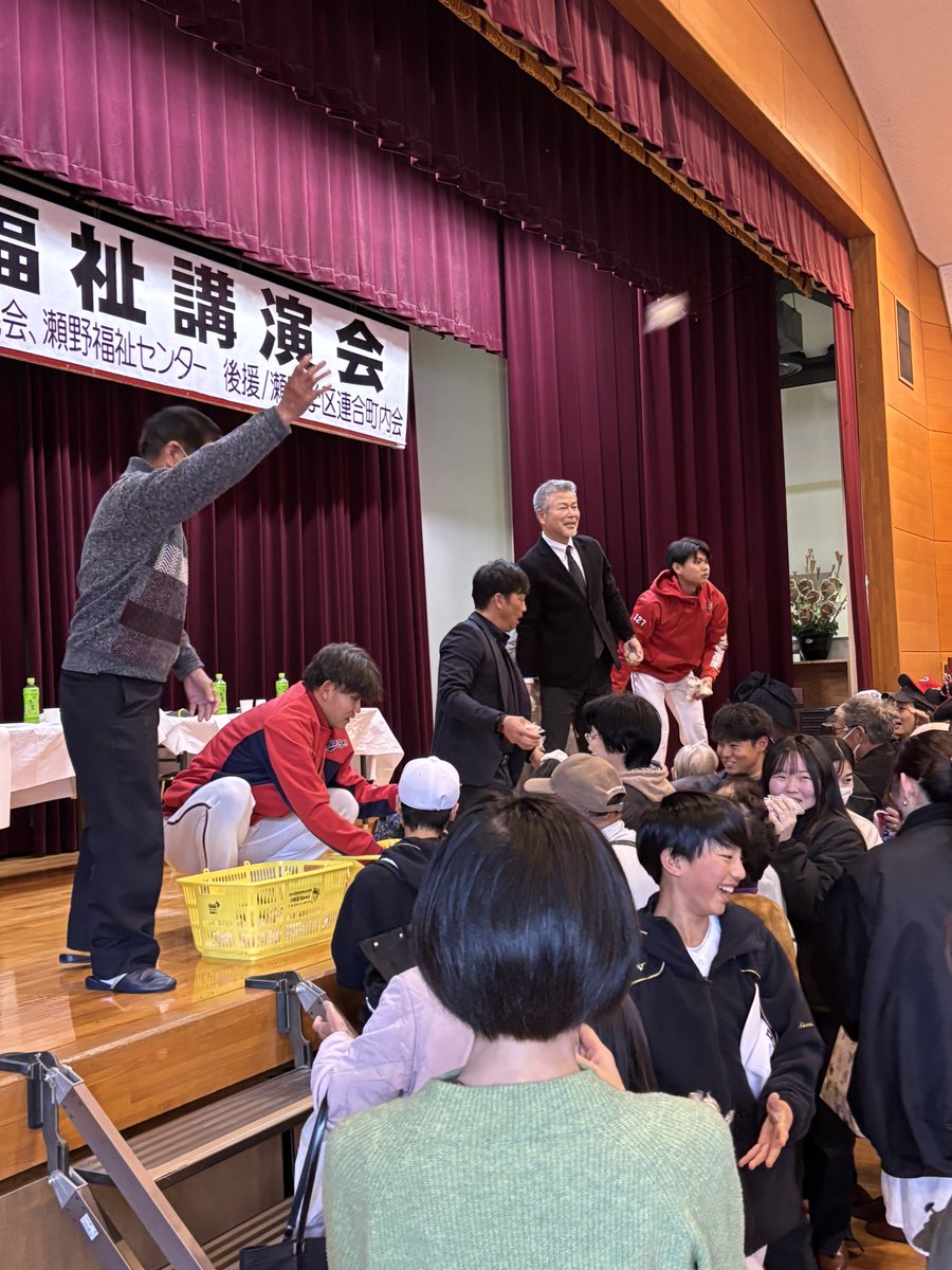 WGanger's tweet photo. カープ選手と触れ合えて最高 https://t.co/OhSTEp2uOl