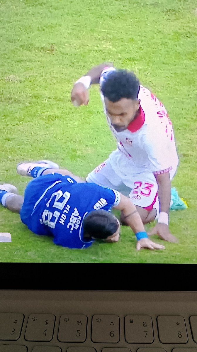 PRSBMOB's tweet image. Gini amat perilaku korban rasis, posisi pemain sedang terbaring mau di tonjok😅