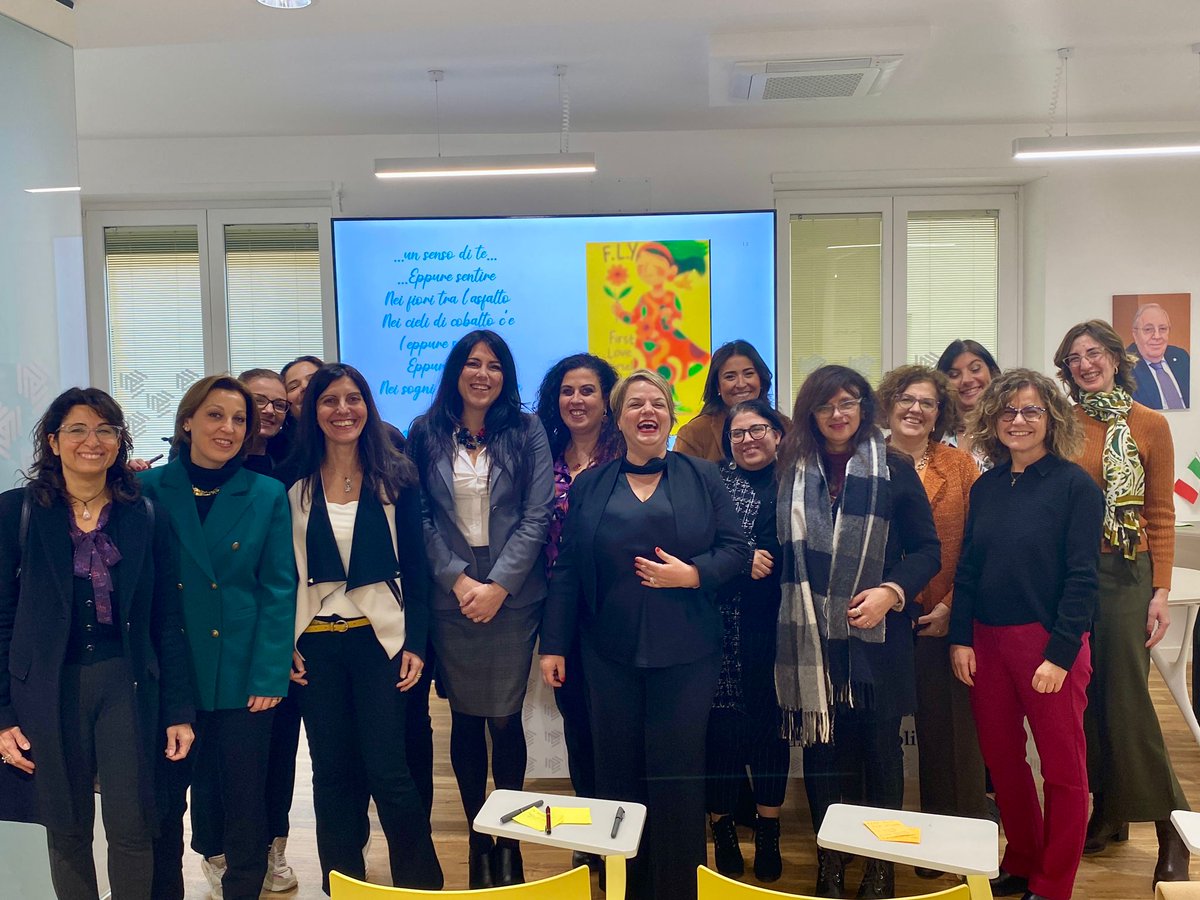 ✨ 𝐎𝐥𝐭𝐫𝐞 𝐥𝐚 𝐏𝐚𝐧𝐜𝐡𝐢𝐧𝐚 𝐑𝐨𝐬𝐬𝐚 ✨
Il 12 dicembre al CPO di Napoli un laboratorio dedicato all’empowerment femminile, organizzato dalla Commissione Politiche di Genere e Generazionali.
Crescita consapevole, oggi e domani.