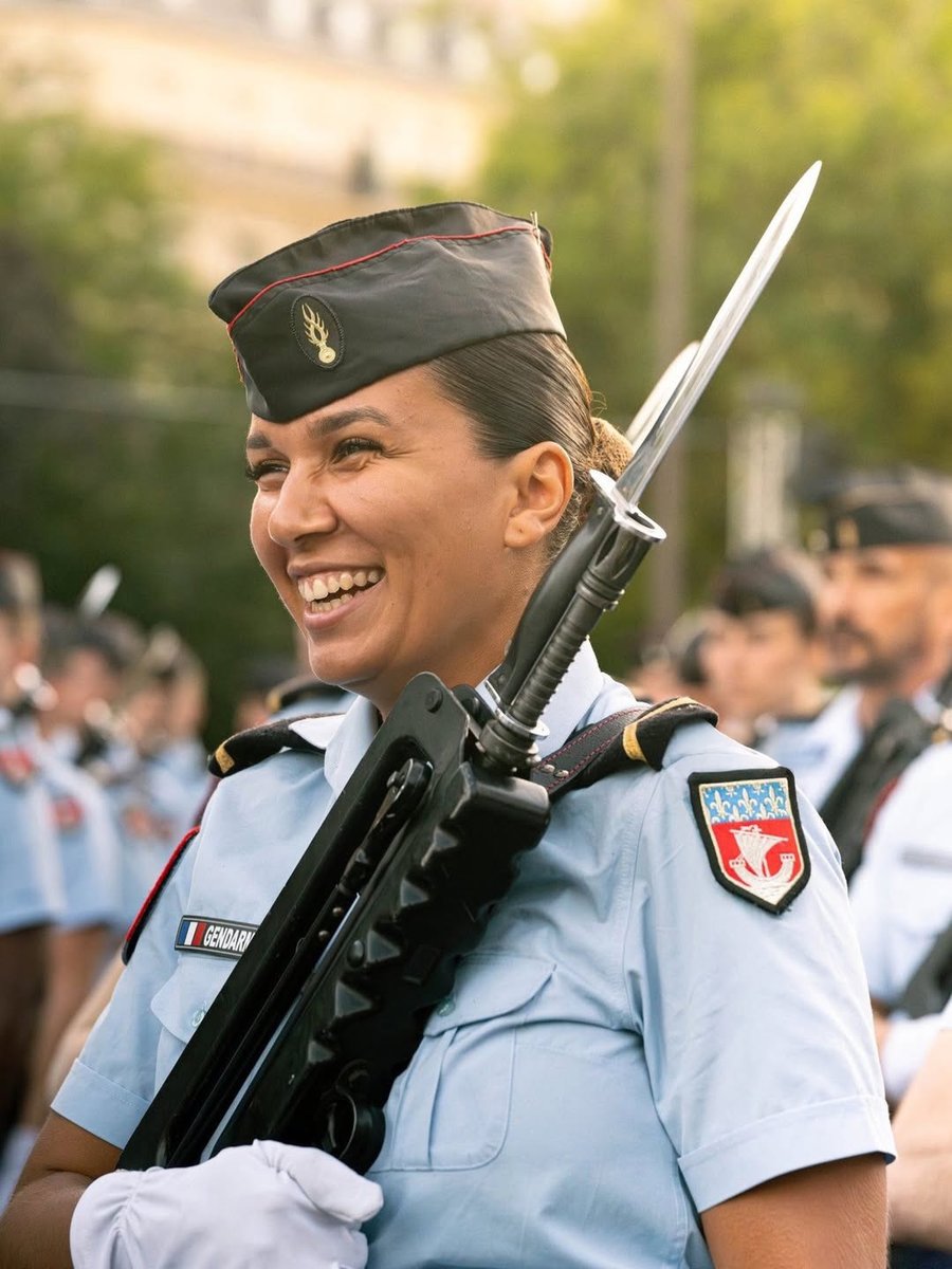 Gendarmerie's tweet photo. #BonDimanche 😄 Le sourire de la semaine avec notre camarade de la Garde Républicaine !
📸 BR GR https://t.co/2hMftNN5C1