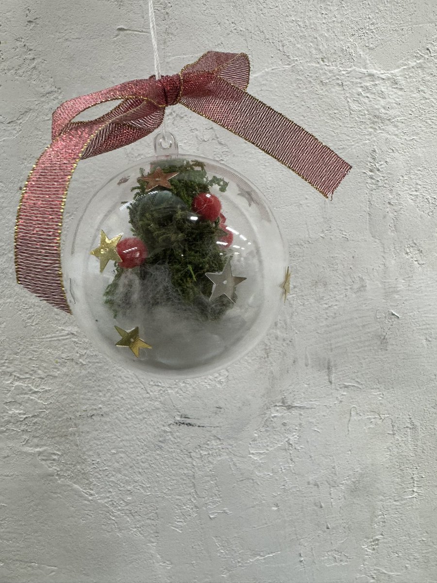 クリスマスのディスプレイ★ハンドメイド 今日は娘のアート教室オープンデイでクリスマスツリーに飾る