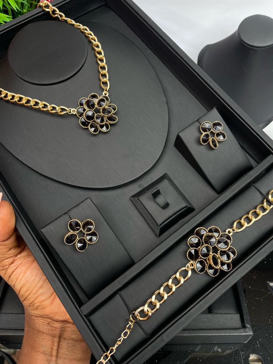 Fashion jewelry set 
🏷️ 7500

📍Abuja 

Nationwide delivery 
Pickup ✅