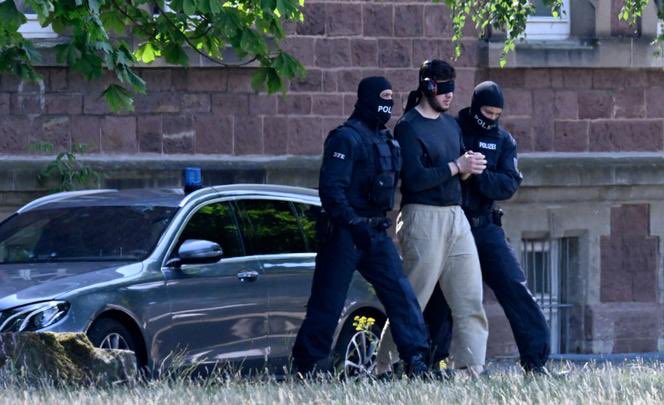 🔴 INFO - #Allemagne : Cinq hommes ont été arrêtés pour un projet d’attentat à la voiture-bélier d’inspiration islamiste visant un marché de Noël en Bavière. Trois Marocains, un Égyptien et un Syrien ont été placés en détention.