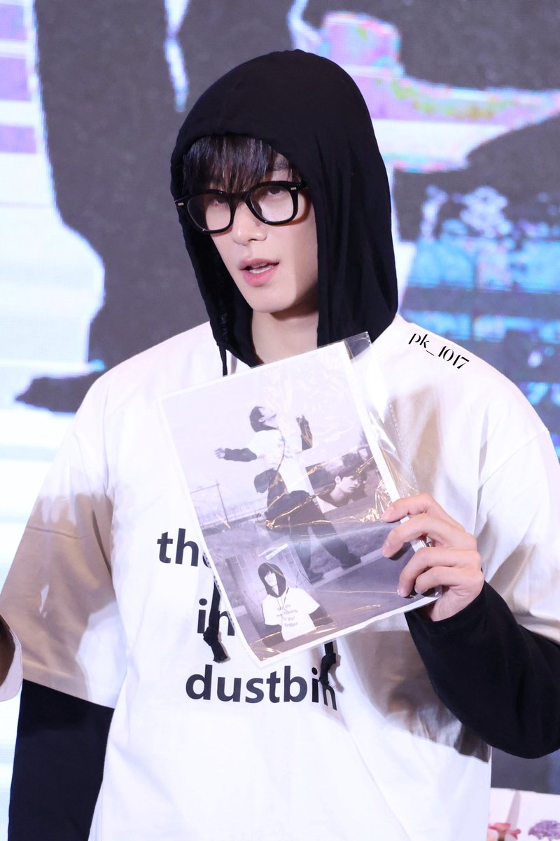 IU 2016 CONCERT PHOTOBOOK 韓国盤 ほぼ新品です！ pls i need that All Area Access photobook 😩