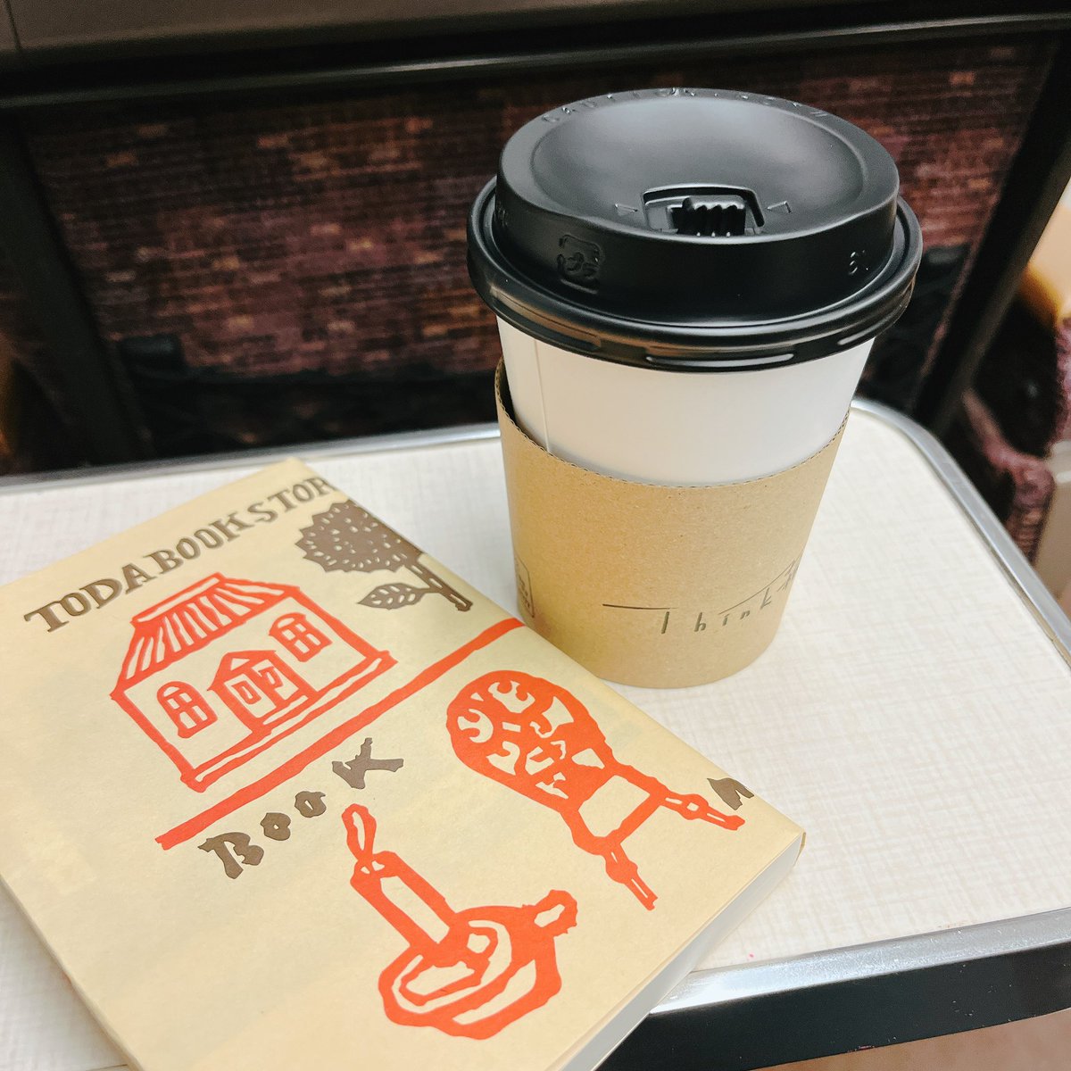 haluyo3's tweet photo. 姪のとこに向かってます🚃
お供は貴戸湊太の認知心理検察官の捜査ファイル検事執務室には嘘発見器が住んでいるです📕
#貴戸湊太 https://t.co/GXThr9Kx3A