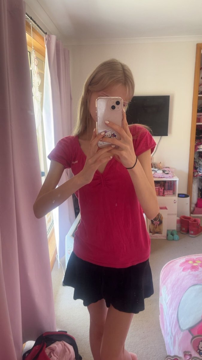 realifefairy_'s tweet image. the same top 1 year apart