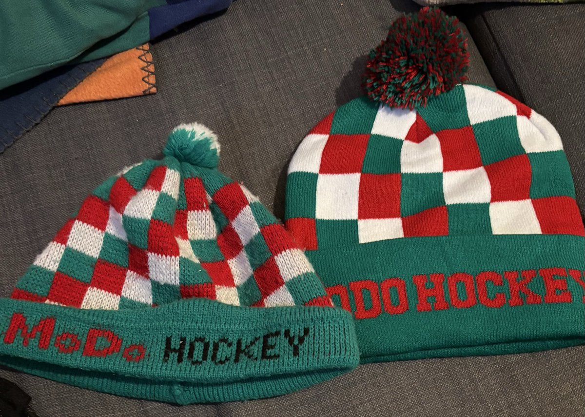 1994 vs 2025. Minns när jag köpte den till vänster, jag var 6 år gammal. Jag bar den med stolthet, mitt i sommaren. Ständigt fick jag höra glåpord från dom Brynäsare jag är uppväxt med. Kärleken till MoDo är lika stark nu som då. 
❤️🤍💚 #modose