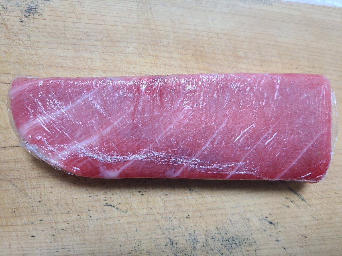 ayanyannta's tweet photo. いつもの行きつけ魚屋さんに行ったら店主がニコニコ顔で出してきたアイルランド産の大トロの良いとこを解凍して食べようと思います✨
美味しそうな真だこも一緒に https://t.co/IhRlS4PJ96