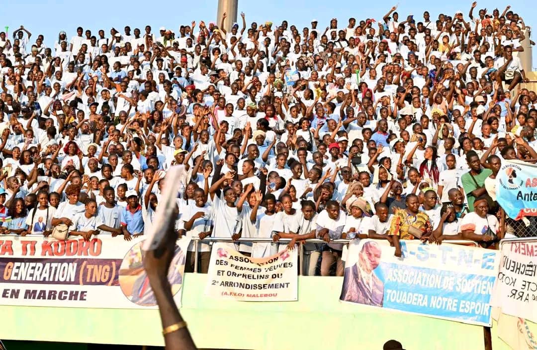 info_tikodro's tweet photo. Élections | Meeting de campagne du président sortant au stade de 20 000 places de bangui. https://t.co/lxVDqvWp1P