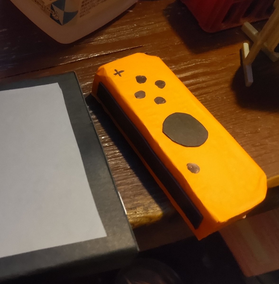 #FNゲーマーズ 只今出番終わりました。掛けた曲とかは後で挙げますが、取り急ぎTranscending The Worldのサビ前で使うため「だけ」に作ったニセSwitchがこちらになります。
旧Switchのデザインなのにコントローラーの接続はSwitch2仕様ｗ