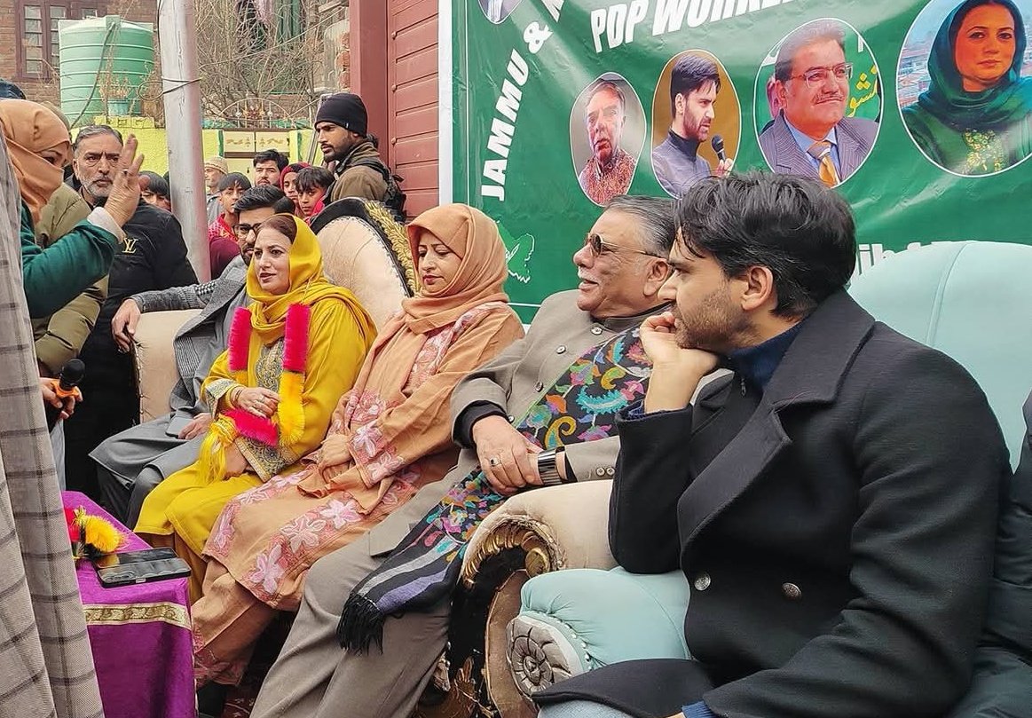1JKPDP's tweet photo. Downtown Srinagar echoed with PDP’s resolve at a mega workers’ convention led by Gen Secy Khurshid Alam Sb. MLA Pulwama @parawahid Sb attended as Chief Guest. The programme, organised by @SheikhSaba14 ji, saw massive participation of leaders and workers. @MehboobaMufti https://t.co/Lz6Zed4oT0
