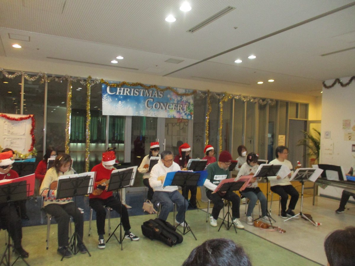 pipiamefu's tweet photo. 本日は「ピピアめふ公益施設 クリスマスコンサート」でした🎶社会人アカペラグループ「くれよん」を皮切りに、ウクレレ教室の皆様、宝塚フェローシップ教会、ポコアポコ（ケーナ同好会）、ギターを奏でる楽しい英語コーラスが出演。 会場はクリスマスの雰囲気に包まれ、大いに盛り上がりました📷<✨ https://t.co/VX37R5elpJ