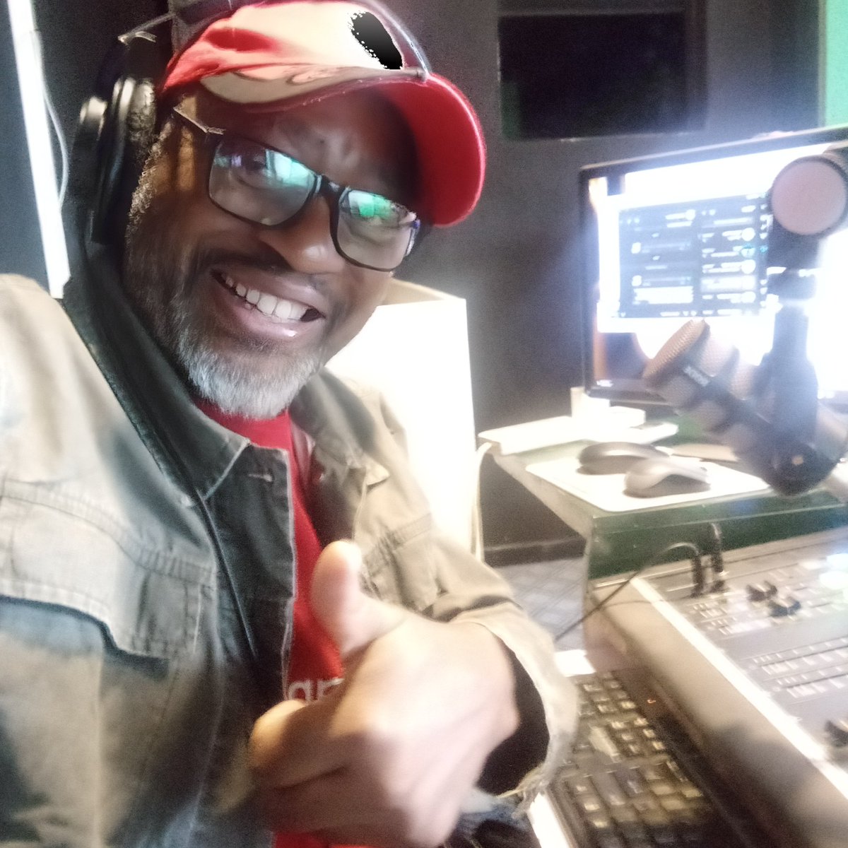 The Smooth Pilot aka Uncle Victor is now On till 2 Pm. 
#FlavaFm #TheJazzShow
87.7 Copperbelt 
92.1 Solwezi
96.9 Lsk
Download to Stream Live 🌎  App (Apple &amp; Google) Play store. 
#KopalasMostLoved
#WeCanBroadCastFromAnyWhere