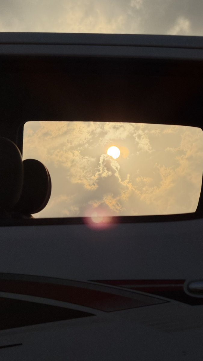 ولّ يا شمس المفارق لاحدٍ يامنها
تاصلك حتى لو إنك جالسٍ في فيّه !