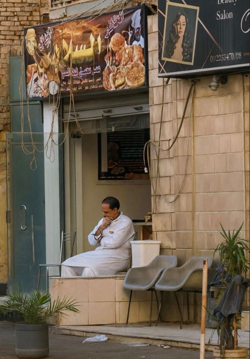 السلام عليكم يا جماعة
أنا فاتح مطعم جنب الراجل المحترم ده ومن يوم ما فتح جديد بقاله شهر ونص وأنا بشوفه كل يوم من الصبح لحد بالليل قاعد قدام محله وعمري ما شوفت زبون عنده.
بيبيع فطير حلو وحادق ومشلتت عسل وقشطة 
الراجل ده يستاهل نقف جنبه ونساعده بأي شكل.
مكانه ٥٣ احمد قاسم جوده