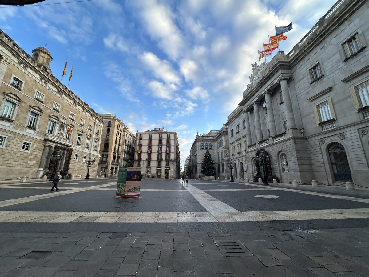 En faisant un footing dans la vieille ville de Barcelone, je suis tombé sur la mairie qui fait face au siège de la Généralidad (le département) . Pour faire avancer les dossiers ça doit aider . A quand l'hôtel de Ville de #Marseille en face du bateau bleu ? À la place du Dôme ?