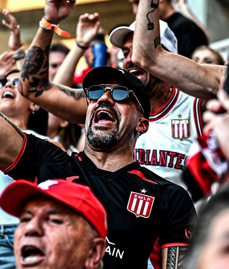 מבואס ממש שהקבוצה המרגשת של ראסינג הפסידה ועוד בכזאת צורה טראגית אבל אם יש בנאדם אחד בעולם הזה שמגיע לו לזכות העונה באליפות זה הבנאדם הענק הזה! נשיא אסטודינטס חואן ורון חוגג בטריבונות עם האוהדים שלו.. הרחק מיציע הכבוד והעסקנים בחליפות של צ'יקי טאפיה.

"לחיי האמת והצדק❤️🤍❤️