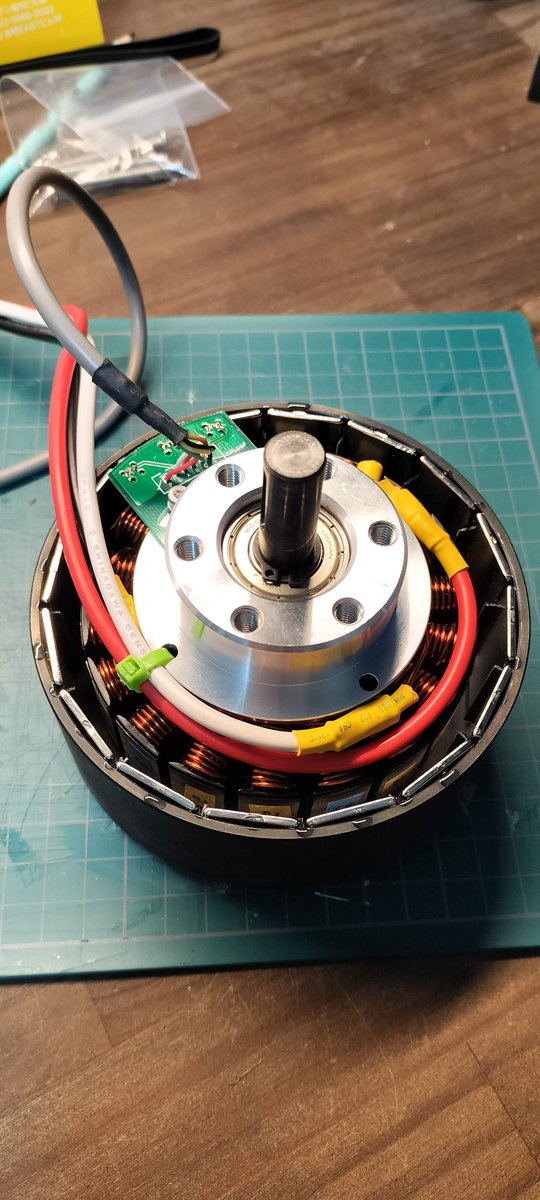 eclair_ev's tweet image. できた
狙い通りコギングトルクは激減。
狙い通りじゃなかったのは回転数。
磁石が12-&amp;gt;16に増えたから回転数が3/4に落ちると思ってたけど1.5倍くらいに増えてる。
その分トルクが減ってるとまずいなぁ。
試走の時間はないのでぶっつけ本番。