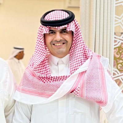 نصيحة لمن يفقد الثقة بنفسه:

- لا تتبّع من لا يقبلك لأي سبب..
- لا تفرض نفسك على غيرك..
- راقب ما تقوله وكن حذراً من إيضاح ضعفك للغير..
- إجتهد لترتقي ولا تقارن نفسك بغيرك لهدف النيل منه..
- إختر محيطك بعناية وطوّر من مخزونك المعرفي من خلال القراءة والإطّلاع..

✍🏻 د.