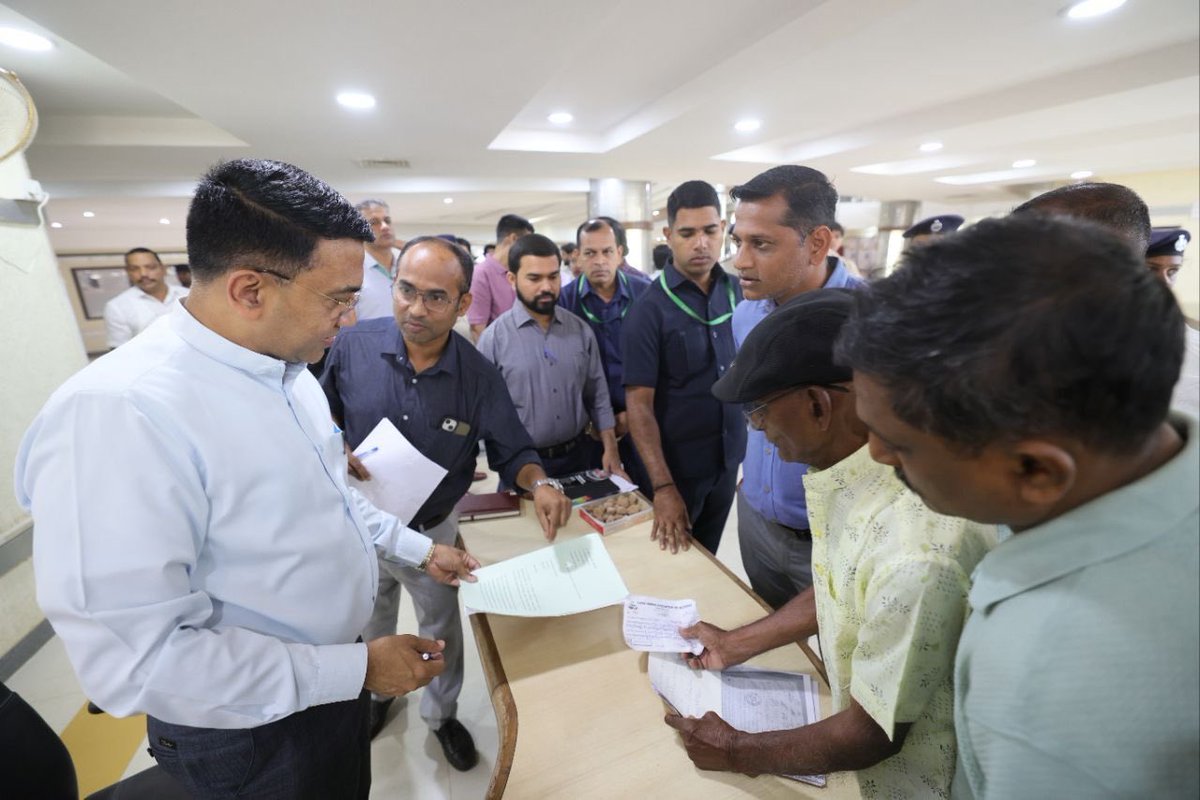 DrPramodPSawant's tweet image. 📍Sankhali | 14th December 2025 | 🕐 10:00 AM
Interacted with citizens from across the state, addressing their concerns and grievances.