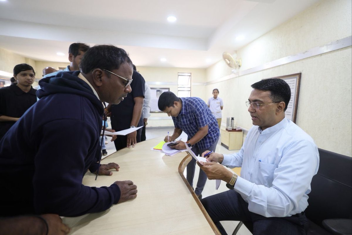 DrPramodPSawant's tweet image. 📍Sankhali | 14th December 2025 | 🕐 10:00 AM
Interacted with citizens from across the state, addressing their concerns and grievances.