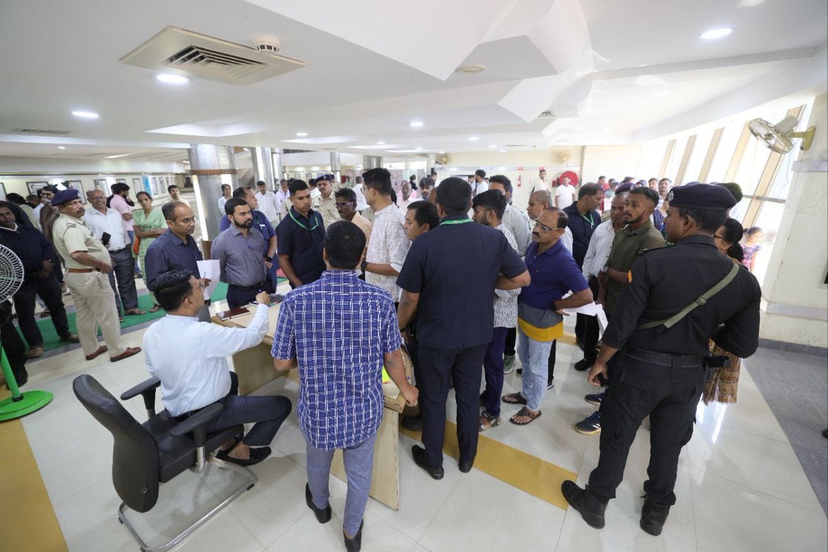 DrPramodPSawant's tweet image. 📍Sankhali | 14th December 2025 | 🕐 10:00 AM
Interacted with citizens from across the state, addressing their concerns and grievances.