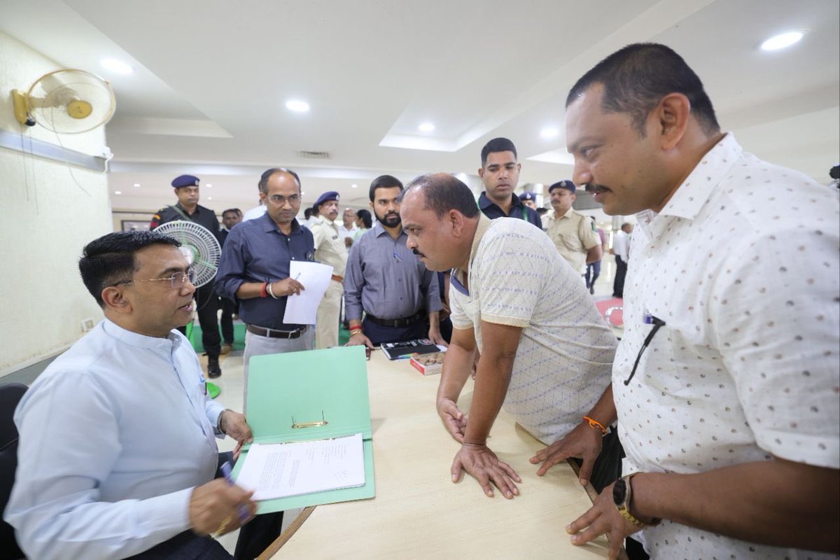 DrPramodPSawant's tweet image. 📍Sankhali | 14th December 2025 | 🕐 10:00 AM
Interacted with citizens from across the state, addressing their concerns and grievances.