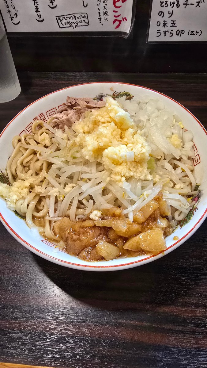shape99999's tweet photo. 大盛軒　日立市みなと町
豚そばYsNNA　950
大蒜の盛りがすごい。汁無し好きだけど汁有りもおいしい。ほぐし豚は珍しい。スープは熱すぎなくてバクバク食える。食べ切れたけど次は小でいいかな。お腹パンパン。 https://t.co/AT8LtWY7h7