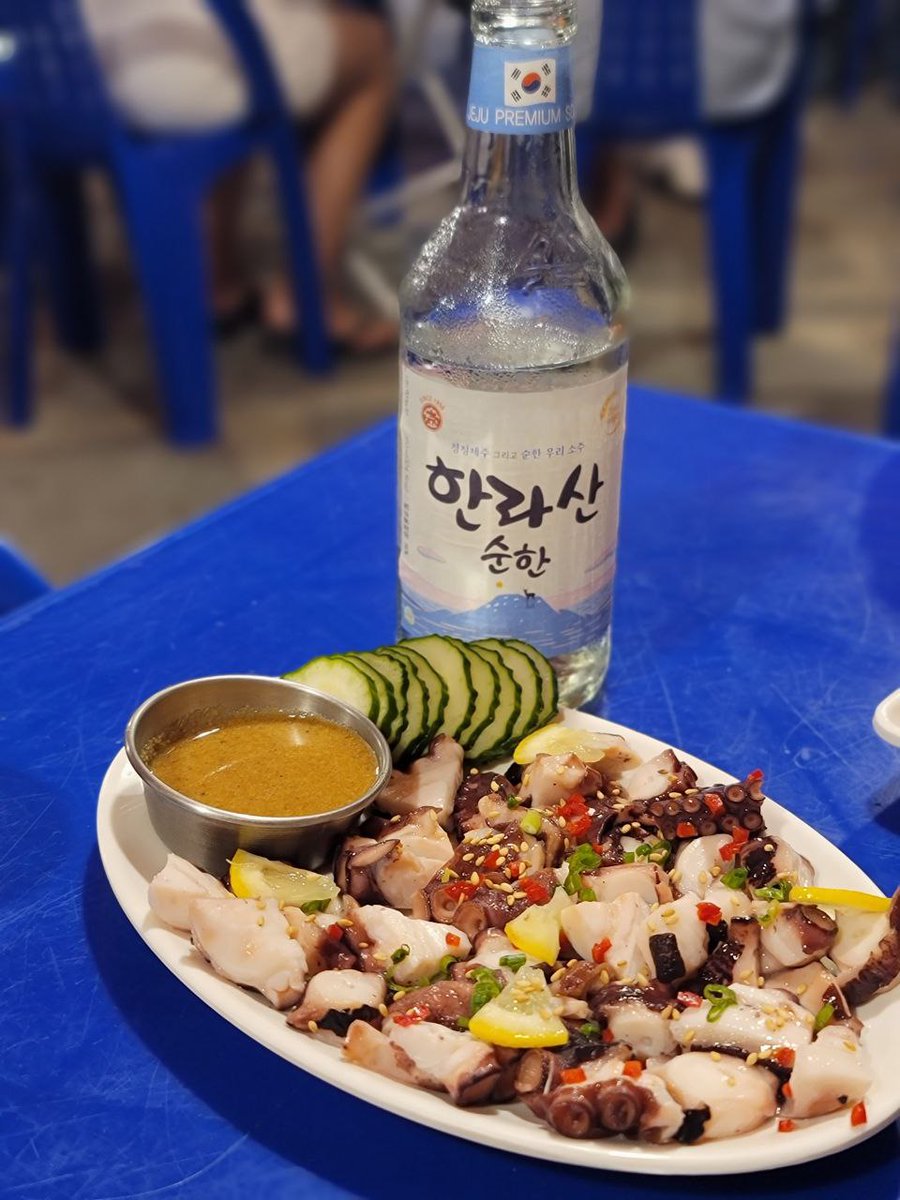 astrosnow's tweet photo. 📌오랜만에 제주 여행 다녀왔네요✈️
@RiverdotInc - @River4fun 
실컷 상호하고 리버단 활동 잘하다가 
뜬금없이 리빵단 되니 벙 찌더라구요
담날 제대로 들어온거 같긴한데
영 찜찜하네요~ 

그리고 겸사겸사 제주도 식도락 하고왔습니다
이젠 나이가 드니 고기류보단 바다쪽이 부담이 덜되고 좋은거 같습니다.
제가 좋아하는 곳인데 겨울되니 더 쩌네요 ㅋㅋ
리버단 여러분 주말  마무리 잘하시고 맛있는 저녁 드시길 바래요~