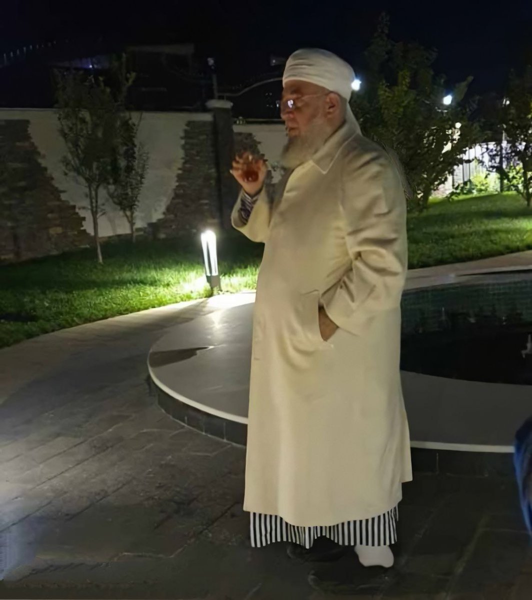 Çayı açık için, az şekerli için, çok için.
Çay yorgunluğu alır, kalbe faydalıdır.
Çayı bardağa tam doldurun yoksa şeytan doldurur.
Çayın sonunu bardakta bırakıp hepsini içmemek de kibir âlametidir.

GAVS-I SANİ (k.s.)