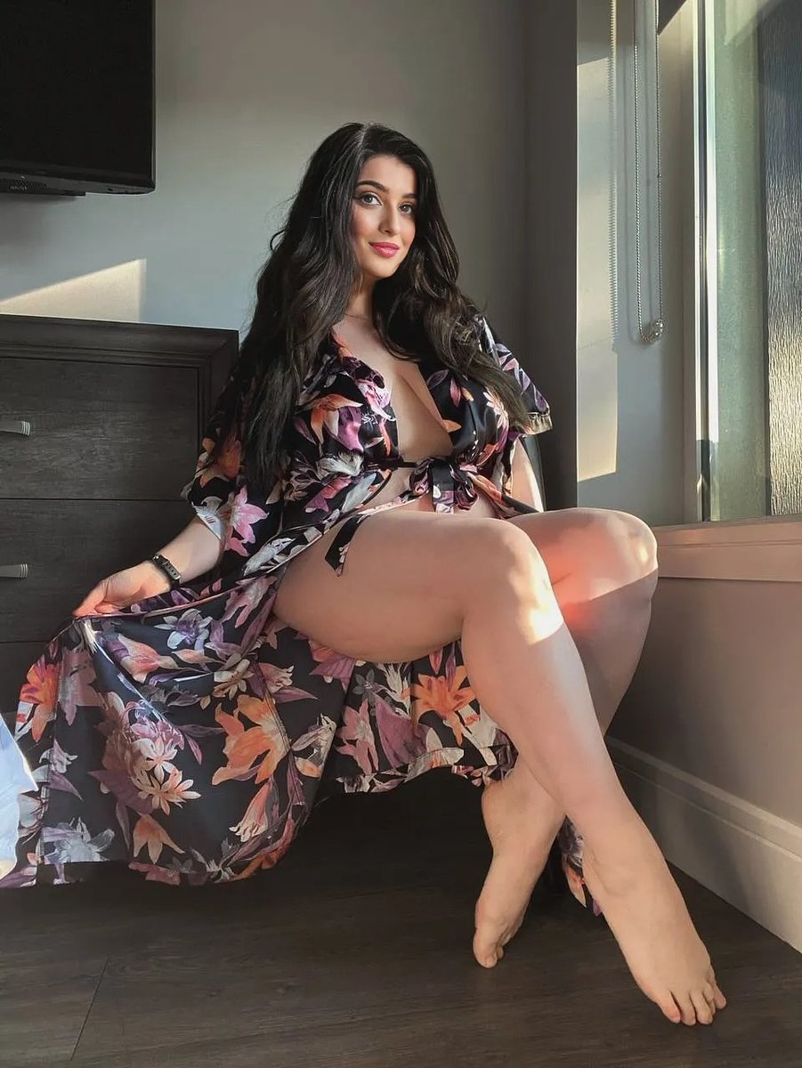 Aaruu001's tweet photo. Soft florals, strong confidence.

#Confidence #Unapologetic #SoftButStrong #Glow #CalmEnergy #HotButClassy https://t.co/0Lipjvp2J3