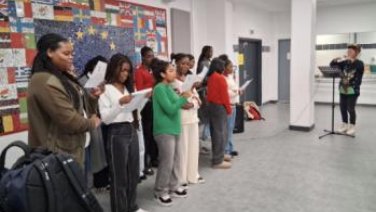 Bravo à la chorale du collège  et à Mme Lwamba pour cette magnifique interprétation des chants de Noël ! Quelle belle ambiance festive !