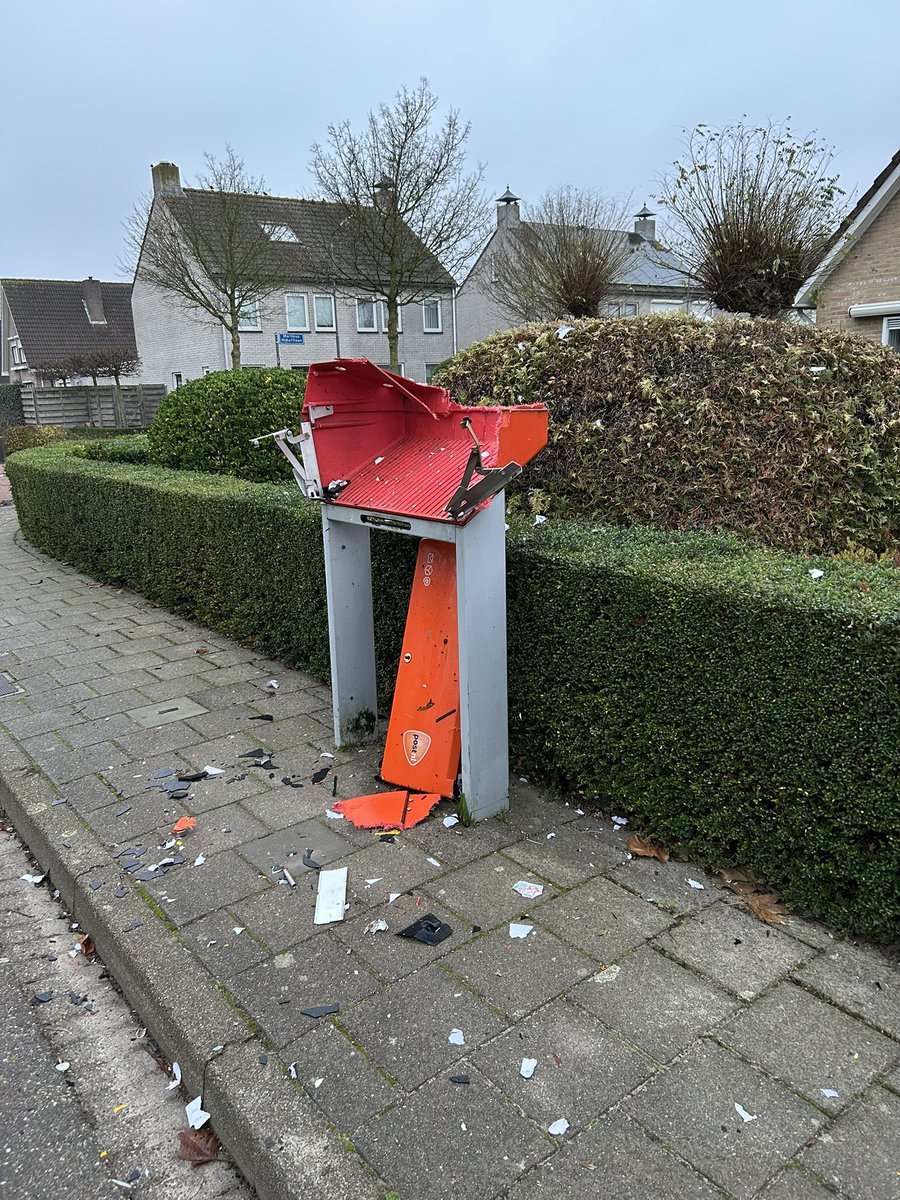 Vernielingen met illegaal vuurwerk in Oostmolenpark