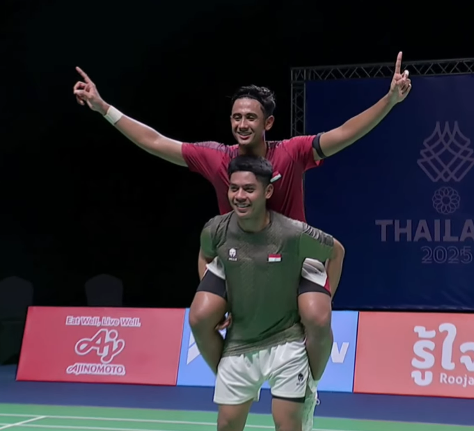BadmintonTalk's tweet photo. Digendong 😄

#SEAGames2025 https://t.co/CJNBLE6qzY