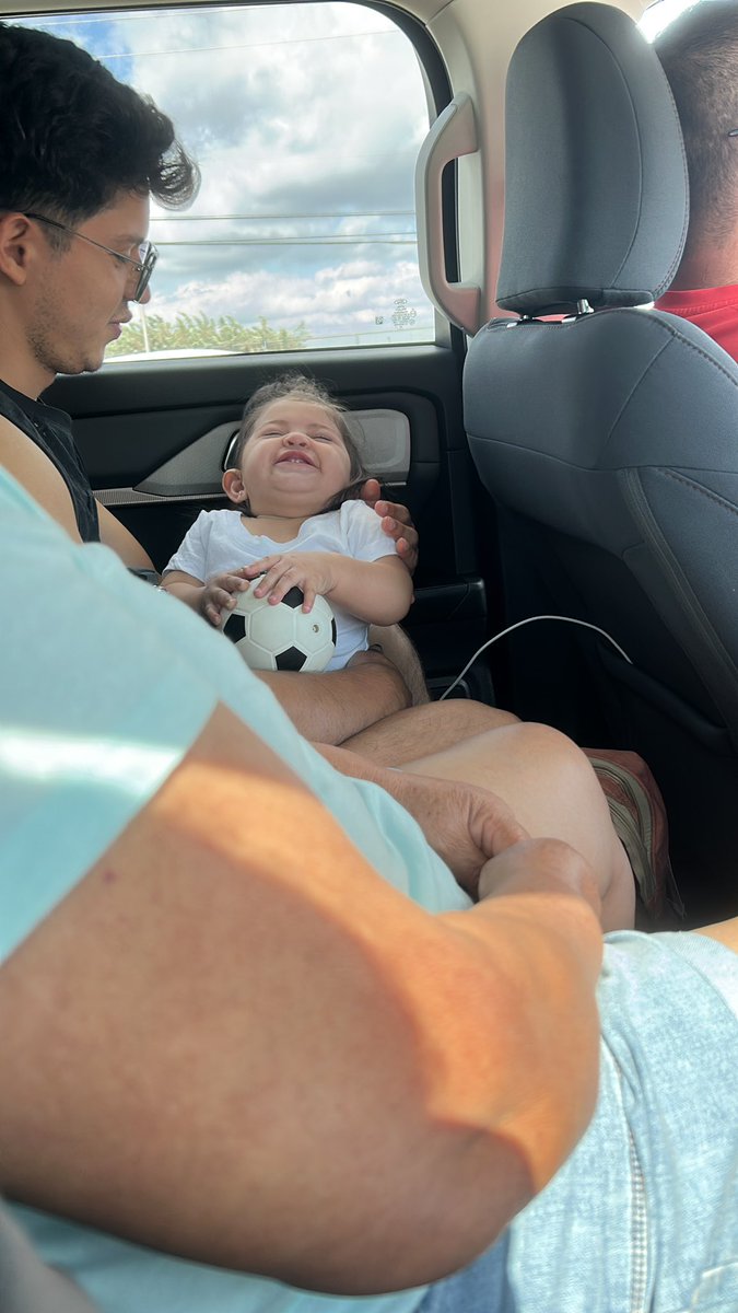 Sonríe mil años más así mi princesa. Trajiste luz a mi vida, llegaste de la nada y ahora eres mi todo.