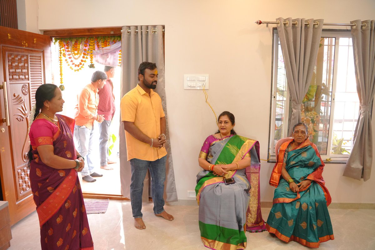 ShashikalaJolle's tweet photo. ಯಕ್ಸಂಬಾ ಪಟ್ಟಣದಲ್ಲಿ ನಮ್ಮ ಆತ್ಮೀಯರಾದ ಶ್ರೀ ಆದರ್ಶ ದಯಾನಂದ ಮಠಪತಿ ಅವರ ನೂತನ ಮನೆಯ ಗೃಹಪ್ರವೇಶ ಹಾಗೂ ವಾಸ್ತುಶಾಂತಿ ಪೂಜಾ ಸಮಾರಂಭದಲ್ಲಿ ಭಾಗವಹಿಸಿ,ಕುಟುಂಬಸ್ಥರಿಗೆ ಸುಖ,ಶಾಂತಿ ಸಮೃದ್ಧಿ, ಸಂತೋಷದಿಂದ ಕೂಡಿರಲಿ ಎಂದು ಶುಭ ಹಾರೈಸಲಾಯಿತು.
#examba https://t.co/ME6O5dT9a0