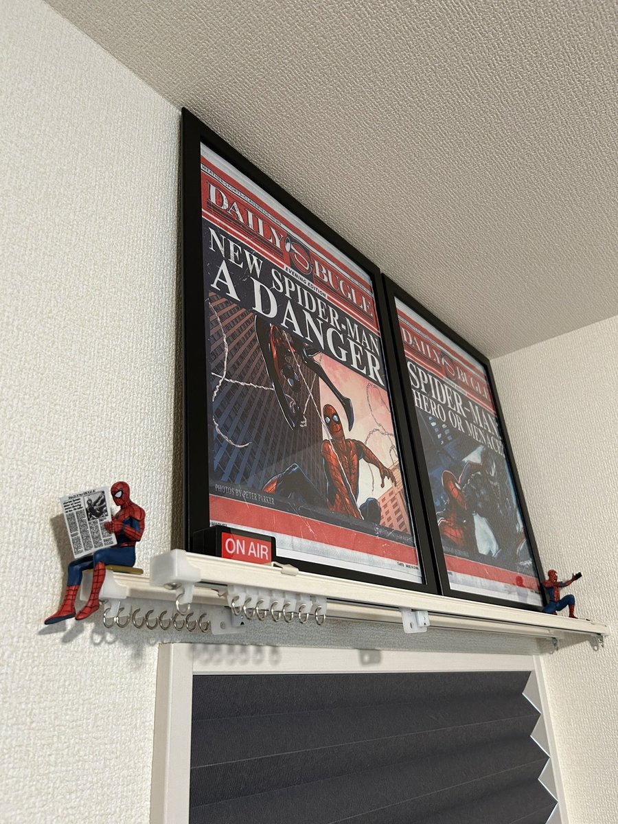 _Tohisama's tweet photo. カーテンレール上のスパイダーマンコーナーがいい感じになった！ちなみにこれ全部ガチャガチャなんだぜ？
#スパイダーマン https://t.co/St5liyJy9W