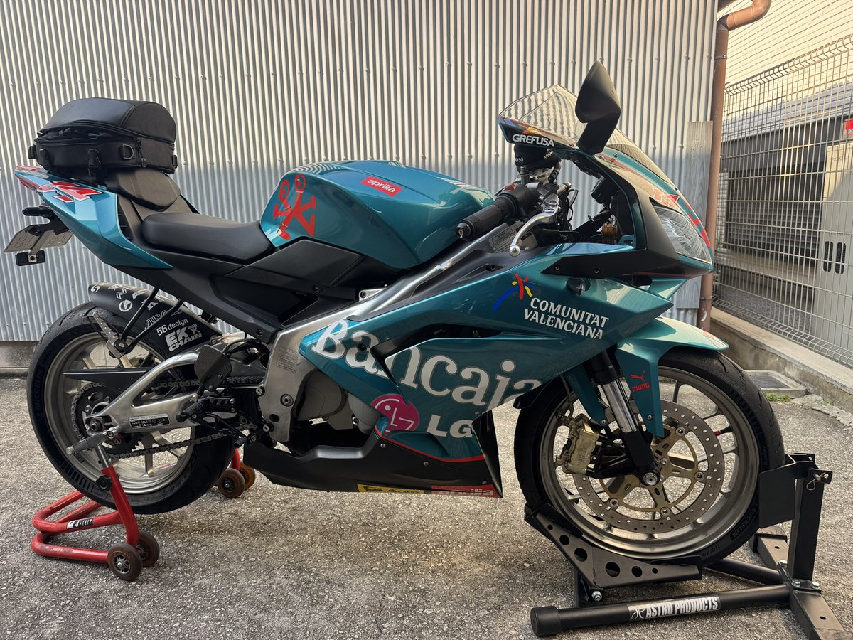 yamato_bike_03's tweet image. まさかの増車してしまった
Aprilia RS125 タルマクシカラー
前のオーナーさんがいじってるとこ多すぎて触るとこがない素晴らしいバイクw
２６年ぶりに2スト乗るの楽しすぎるw
ちなみに通勤用として買いましたw
#2スト #アプリリア #rs125